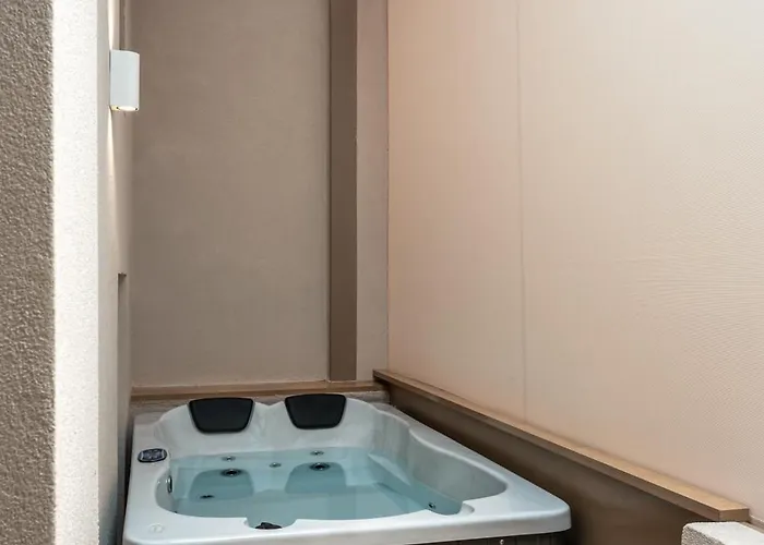 Devina 2025 , Luxury Jacuzzi Hriszí Aktí Haniá